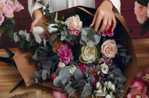 florist makes beautiful bouquet